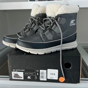 Women’s snow boots. Size 6